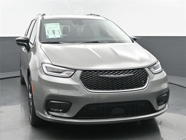 new 2025 Chrysler Pacifica car, priced at $55,854