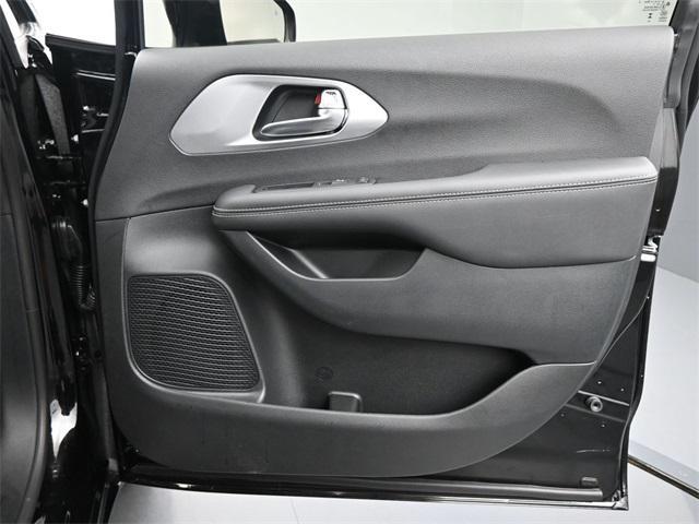 new 2025 Chrysler Pacifica car, priced at $45,691