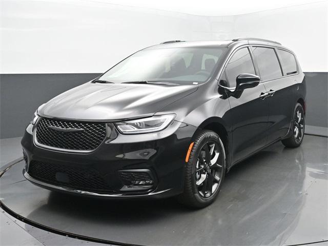 new 2025 Chrysler Pacifica car, priced at $49,411