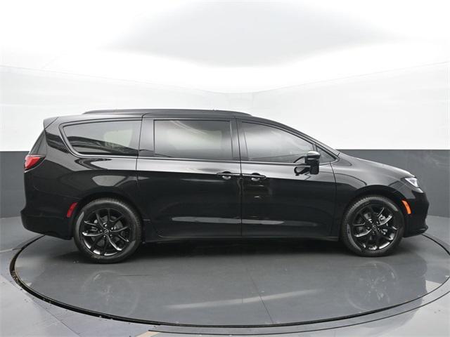 new 2025 Chrysler Pacifica car, priced at $45,691
