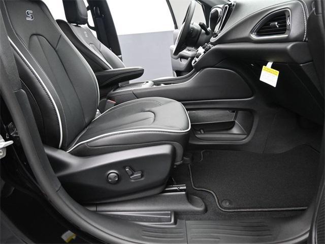 new 2025 Chrysler Pacifica car, priced at $45,691