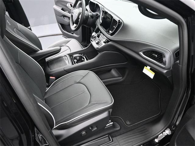 new 2025 Chrysler Pacifica car, priced at $45,691