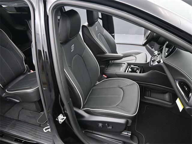 new 2025 Chrysler Pacifica car, priced at $45,691