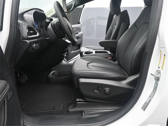 new 2025 Chrysler Pacifica Hybrid car, priced at $48,881