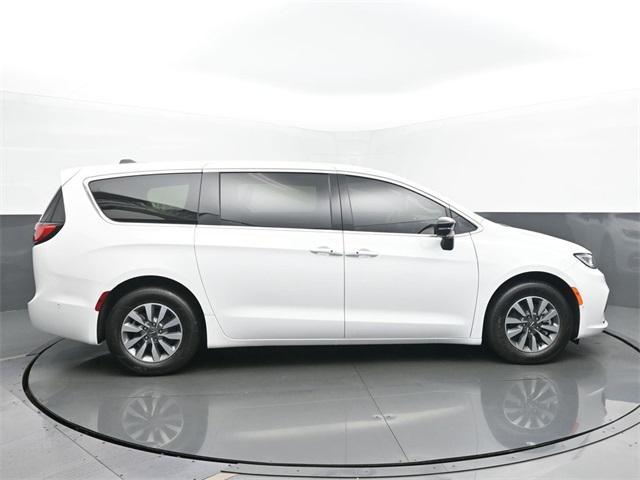 new 2025 Chrysler Pacifica Hybrid car, priced at $48,881