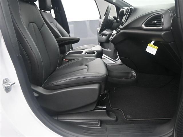 new 2025 Chrysler Pacifica Hybrid car, priced at $48,881