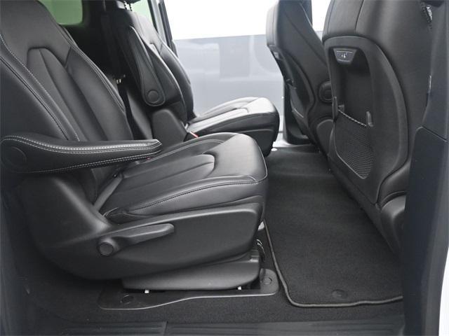 new 2025 Chrysler Pacifica Hybrid car, priced at $48,881