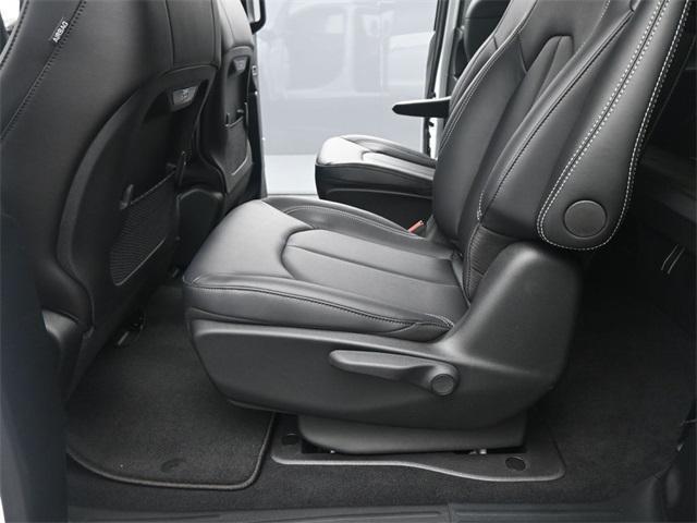 new 2025 Chrysler Pacifica Hybrid car, priced at $48,881