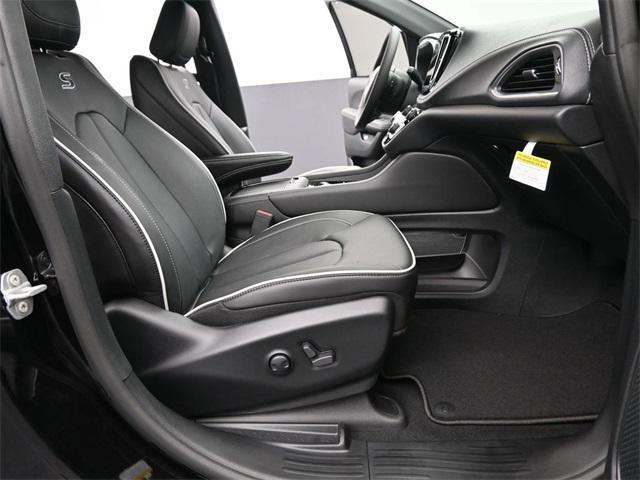 new 2025 Chrysler Pacifica Hybrid car, priced at $53,756