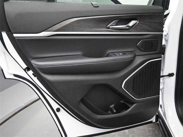 new 2025 Jeep Grand Cherokee car, priced at $49,995