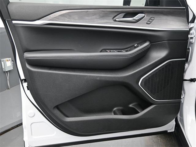 new 2025 Jeep Grand Cherokee car, priced at $49,995
