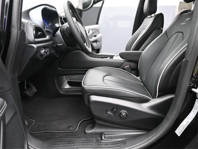 new 2025 Chrysler Pacifica car, priced at $50,958