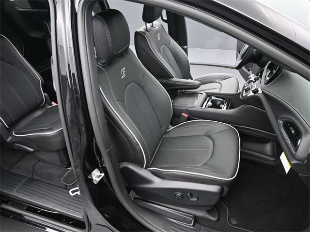 new 2025 Chrysler Pacifica car, priced at $50,958