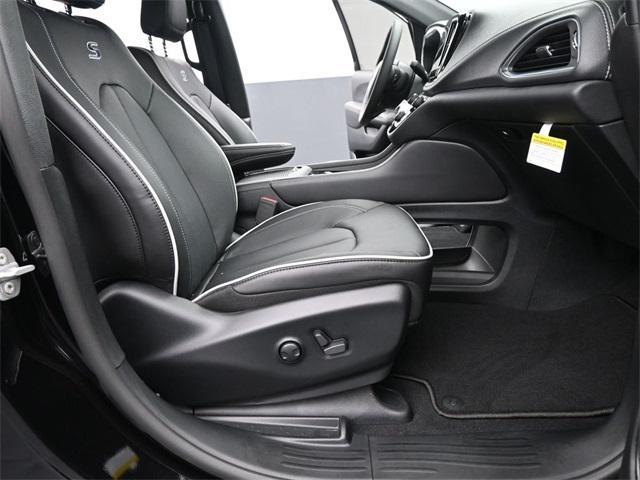 new 2025 Chrysler Pacifica car, priced at $50,958