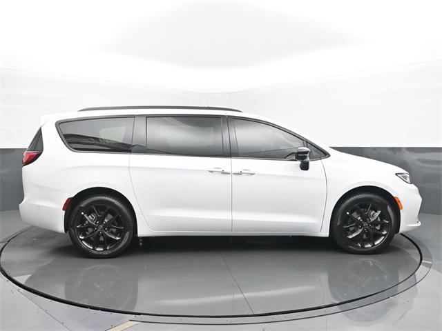 new 2025 Chrysler Pacifica car, priced at $55,574