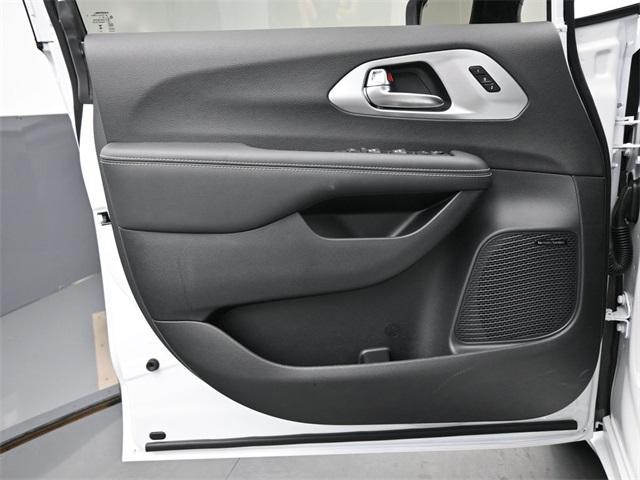 new 2025 Chrysler Pacifica car, priced at $55,574