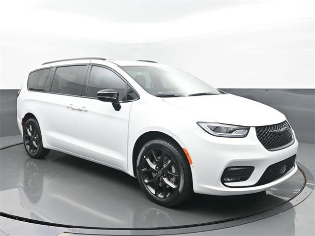 new 2025 Chrysler Pacifica car, priced at $55,574