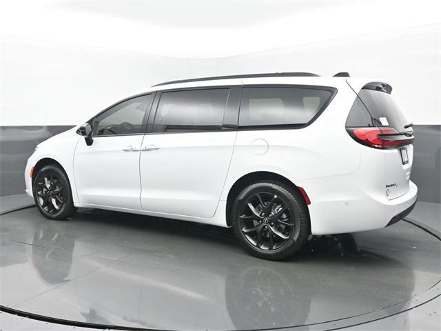 new 2025 Chrysler Pacifica car, priced at $55,574