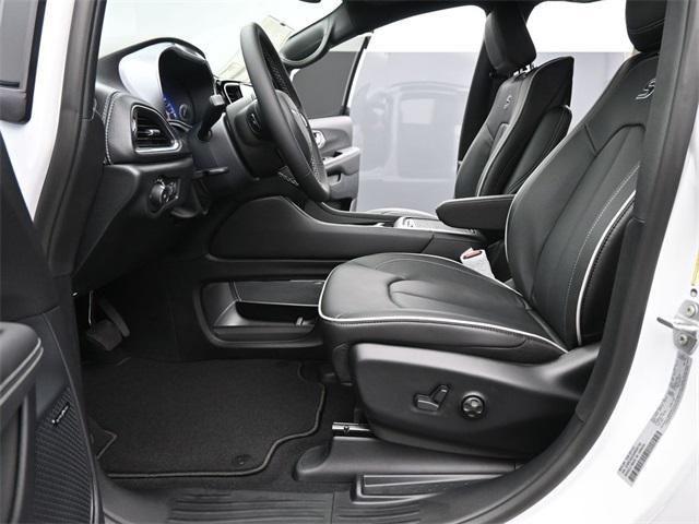 new 2025 Chrysler Pacifica car, priced at $55,574