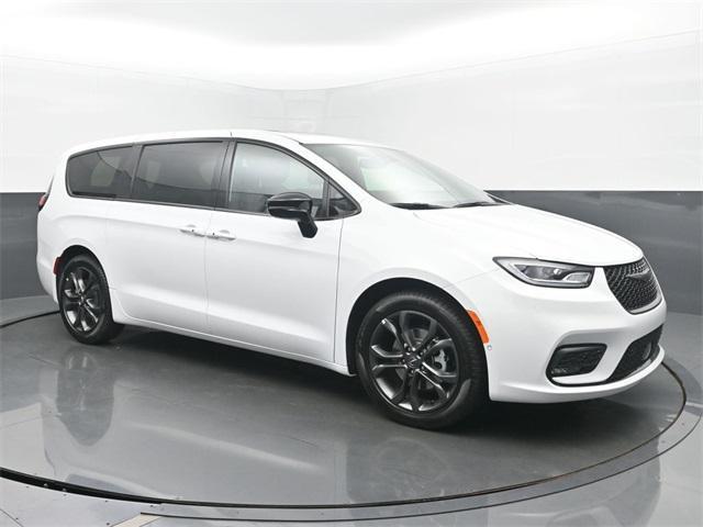 new 2026 Chrysler Pacifica car, priced at $43,375