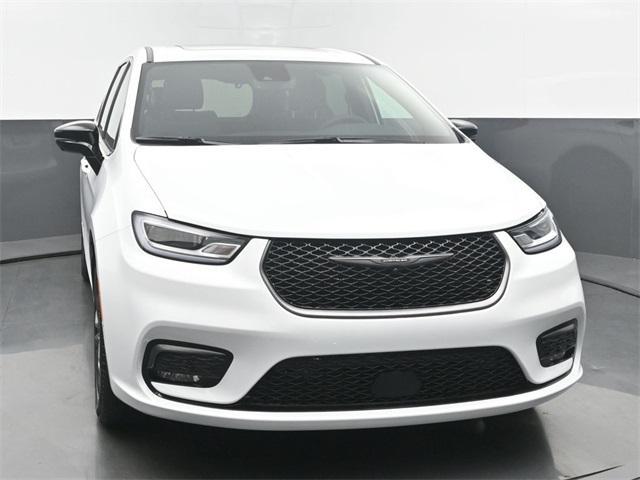 new 2026 Chrysler Pacifica car, priced at $43,375