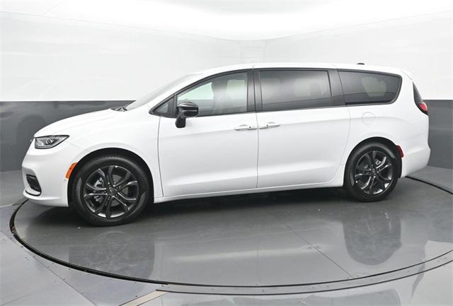 new 2026 Chrysler Pacifica car, priced at $43,375