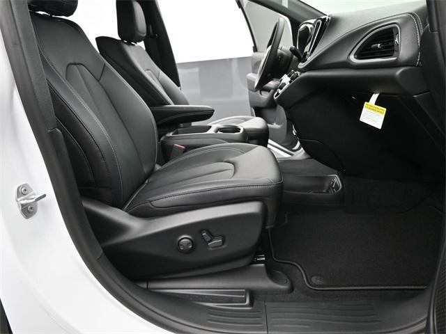 new 2025 Chrysler Pacifica car, priced at $47,361