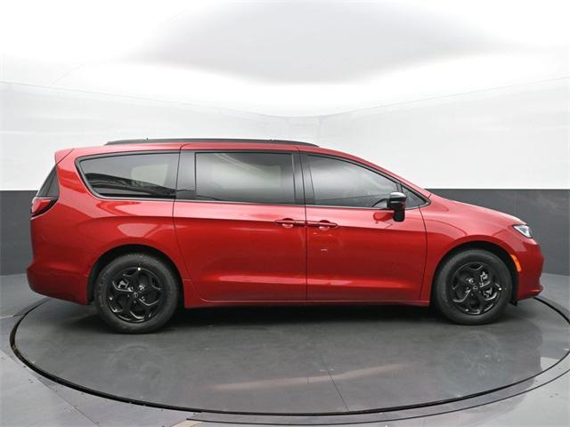 new 2025 Chrysler Pacifica Hybrid car, priced at $46,897