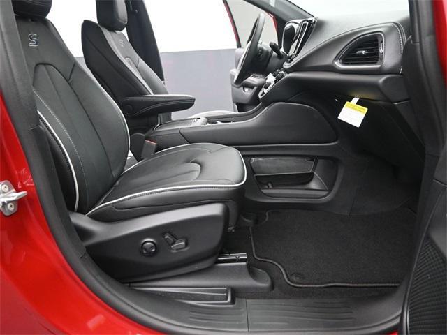 new 2025 Chrysler Pacifica Hybrid car, priced at $46,897