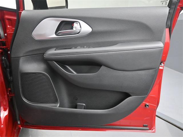 new 2025 Chrysler Pacifica Hybrid car, priced at $46,897