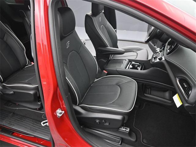 new 2025 Chrysler Pacifica Hybrid car, priced at $46,897