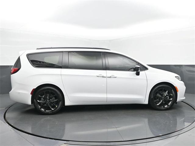 new 2025 Chrysler Pacifica car, priced at $43,691