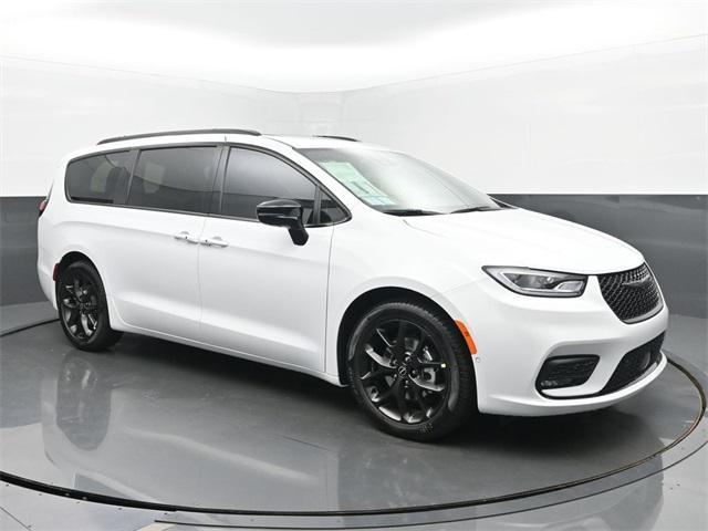 new 2025 Chrysler Pacifica car, priced at $43,691