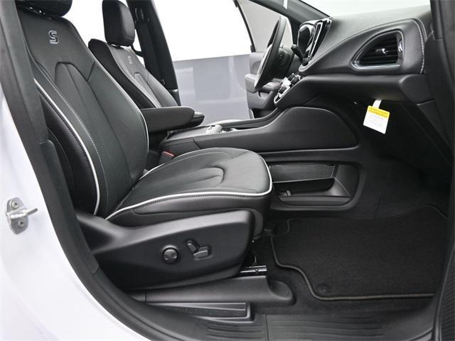 new 2025 Chrysler Pacifica car, priced at $43,691