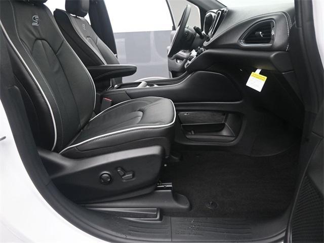 new 2025 Chrysler Pacifica Hybrid car, priced at $46,473
