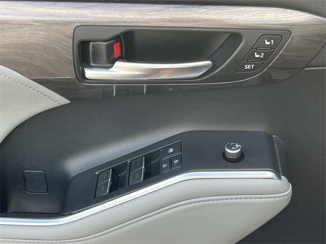 used 2022 Toyota Highlander car, priced at $36,988