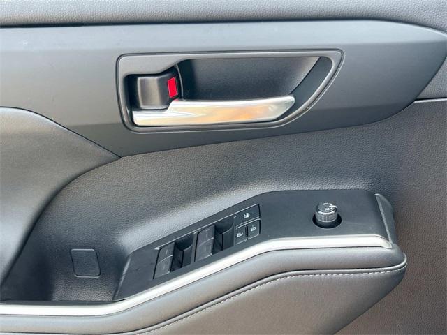 used 2021 Toyota Highlander car, priced at $36,488