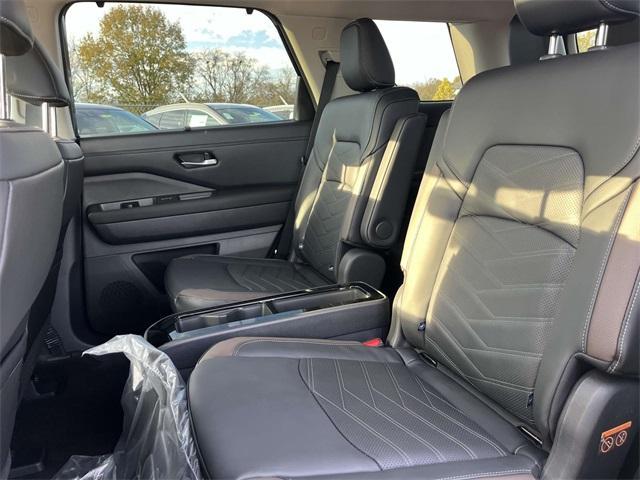 new 2025 Nissan Pathfinder car, priced at $49,192