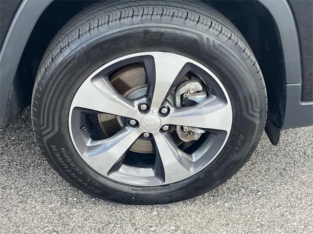 used 2019 Jeep Cherokee car, priced at $15,403