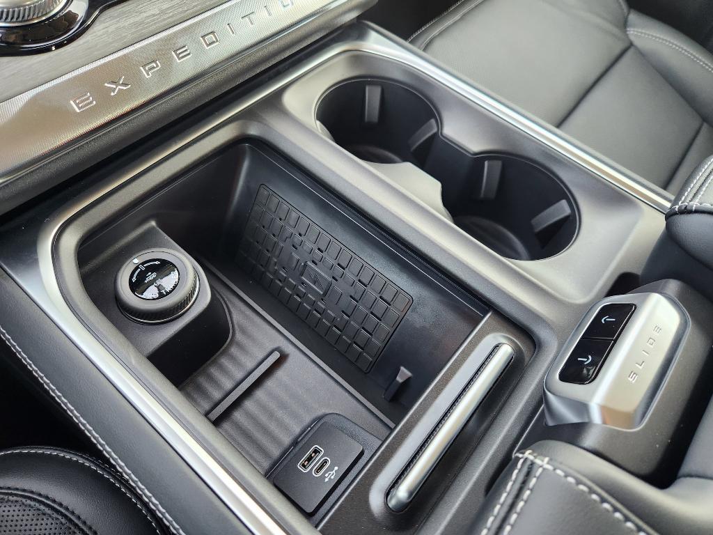 new 2025 Ford Expedition car, priced at $76,307