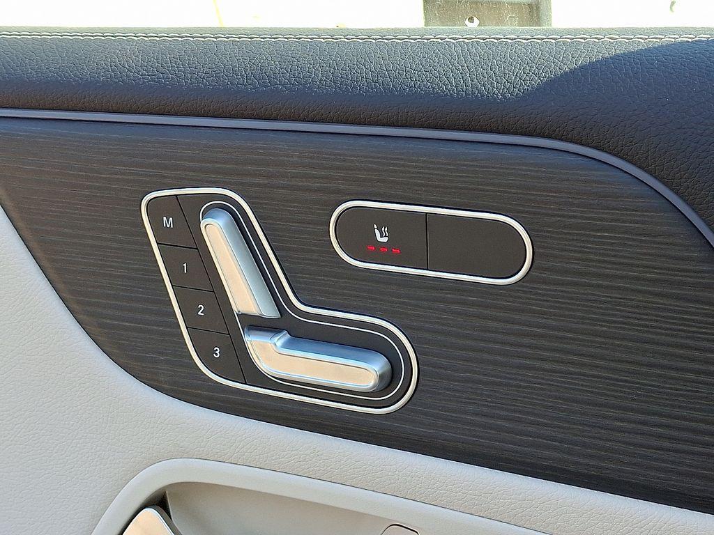 new 2025 Mercedes-Benz GLB 250 car, priced at $53,095