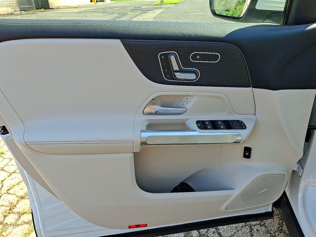 new 2025 Mercedes-Benz GLB 250 car, priced at $53,095