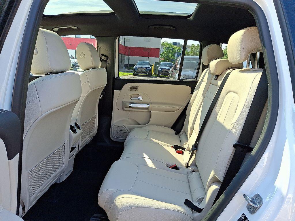 new 2025 Mercedes-Benz GLB 250 car, priced at $53,095