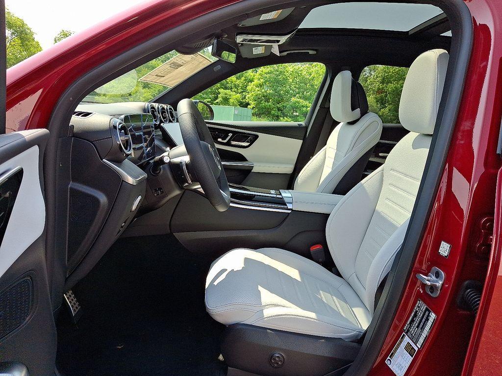 new 2025 Mercedes-Benz GLC 300 car, priced at $59,550