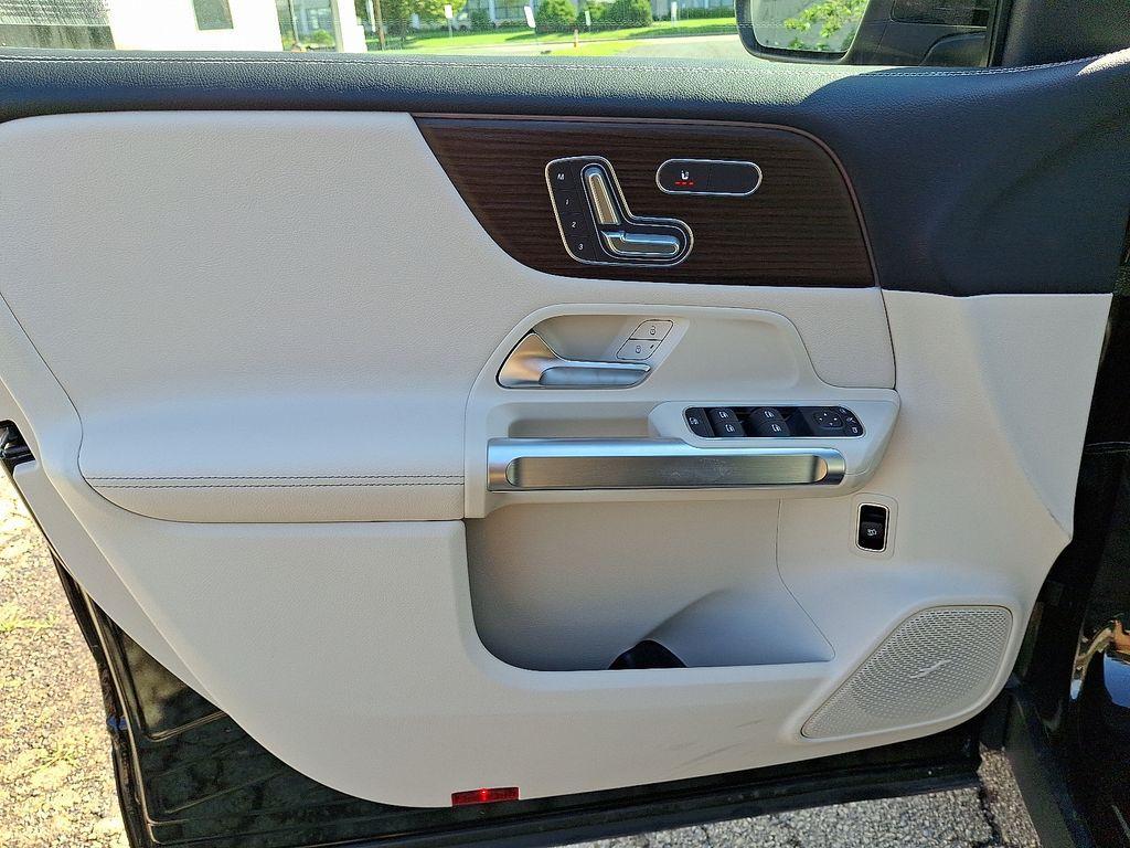 new 2025 Mercedes-Benz GLB 250 car, priced at $53,390