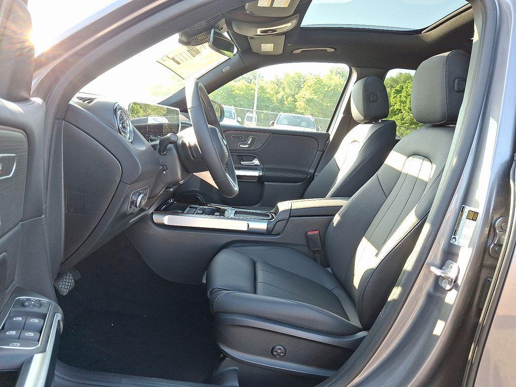 new 2025 Mercedes-Benz GLB 250 car, priced at $53,540