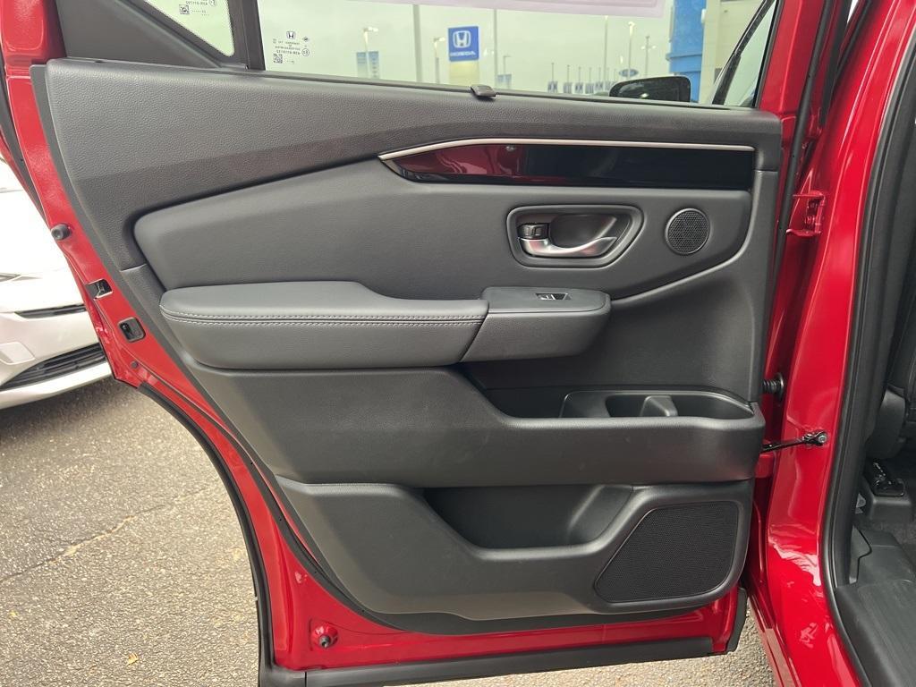 new 2025 Honda Pilot car, priced at $46,005