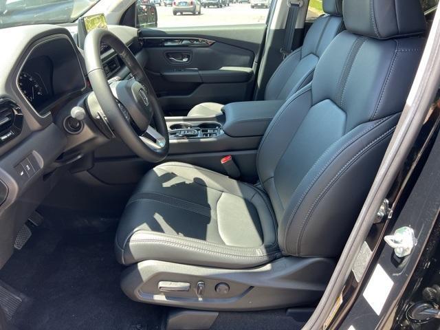 new 2025 Honda Pilot car, priced at $45,680