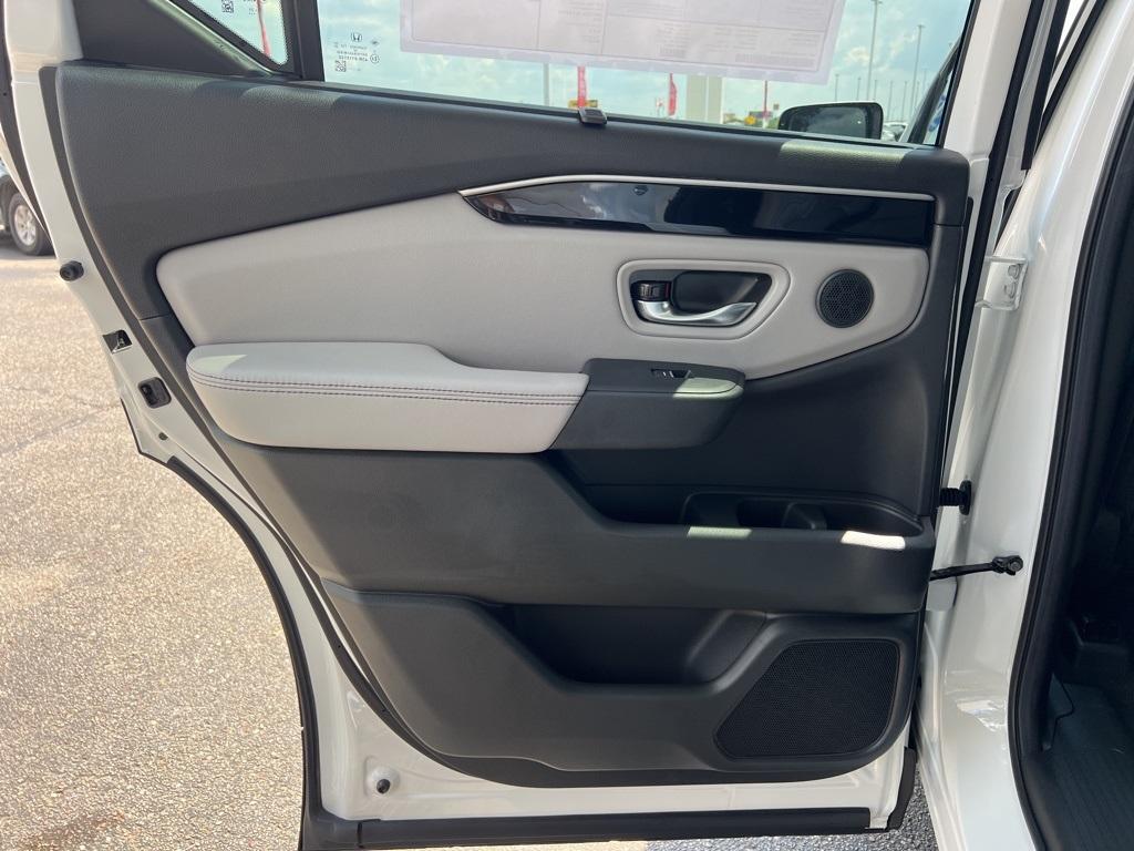 new 2025 Honda Pilot car, priced at $45,450