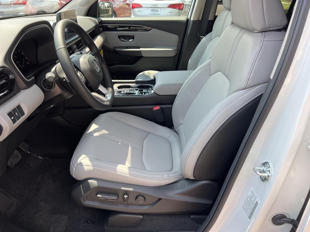 new 2025 Honda Pilot car, priced at $45,450